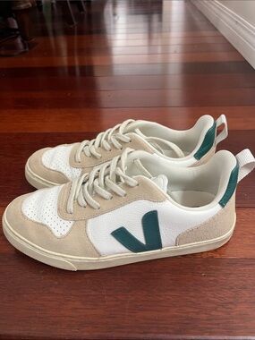 VEJA SNEAKER SIZE 6W